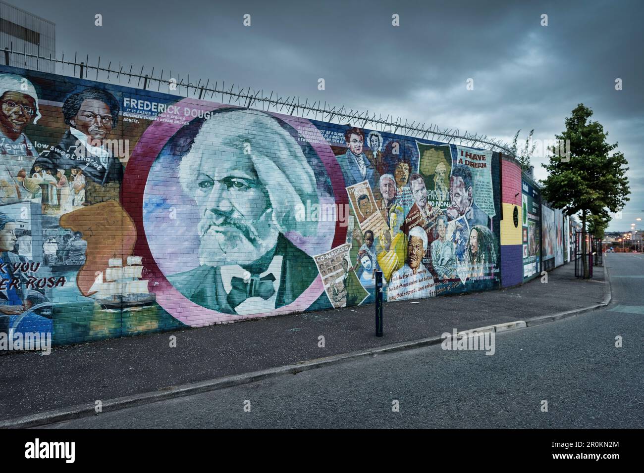 Murales al muro di divisione tra cattolici e protestanti, Wester Belfast, Irlanda del Nord, Regno Unito, Europa Foto Stock