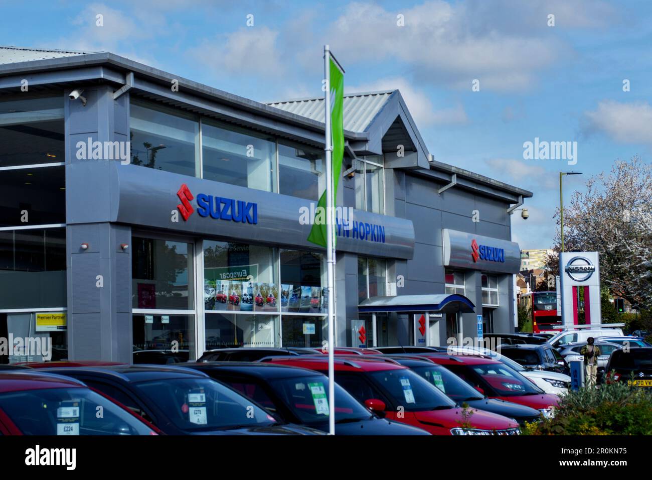 Glyn Hopkin Nissan & Suzuki, Lower High Street, Watford, Herts, Inghilterra, REGNO UNITO Foto Stock