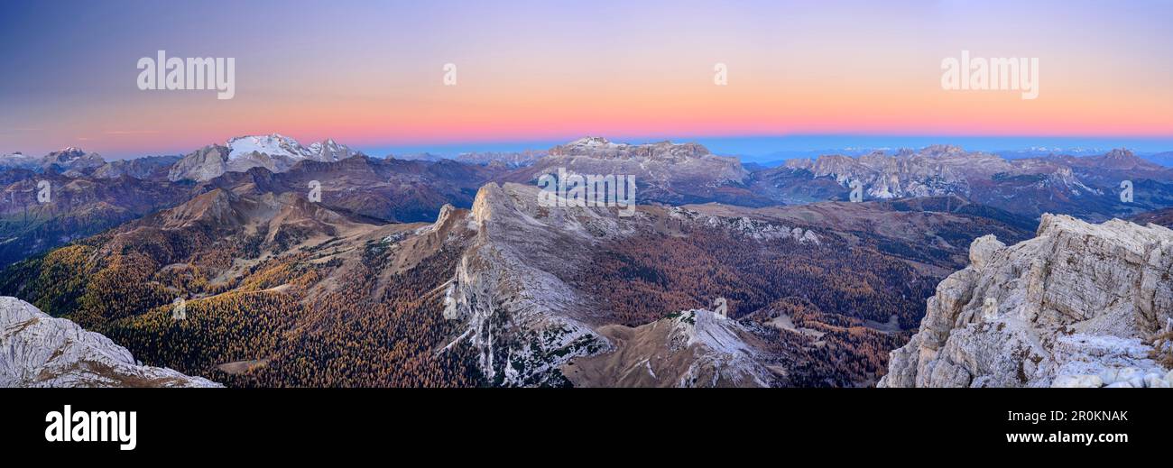 Panorama con pala, Marmolada, Gruppo Sella e Gruppo Geisler, con Setsass in primo piano all'alba, da Lagazuoi, Dolomiti, Patrimonio dell'Umanità dell'UNESCO Foto Stock