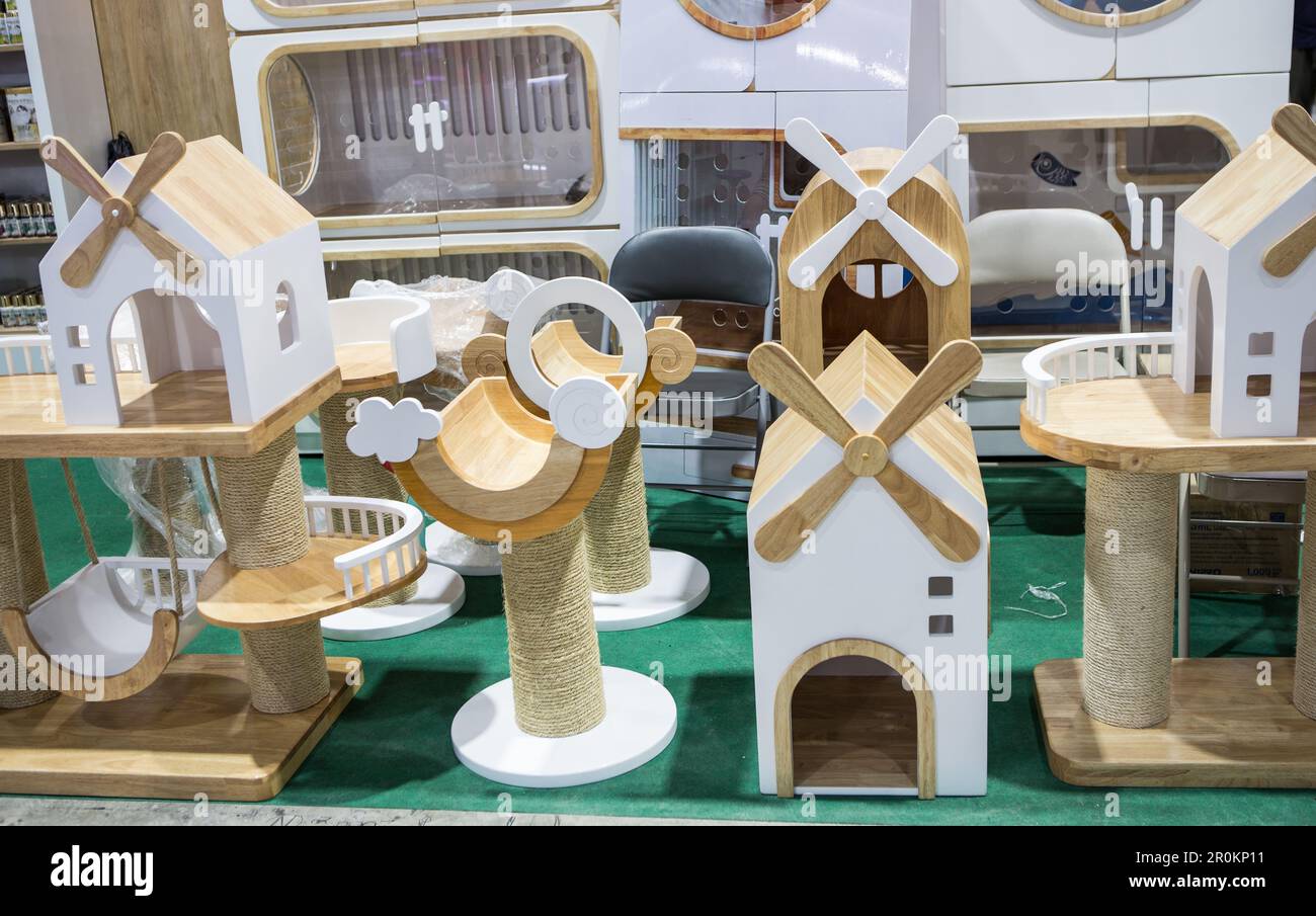 Supporto antigraffio Cat e accessori nel negozio di animali domestici. Foto Stock
