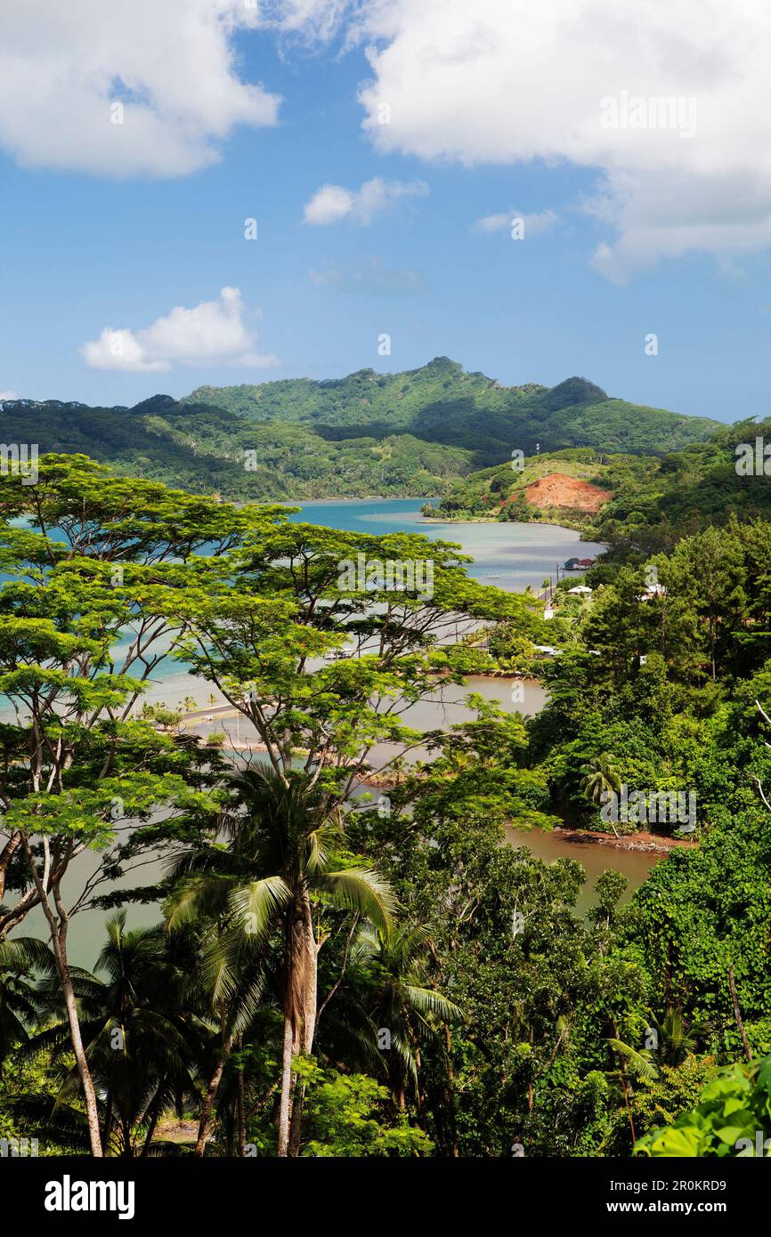 Polinesia francese, Tahaa Island. Un paesaggio e vista della vegetazione lussureggiante di Tahaa Island. Foto Stock