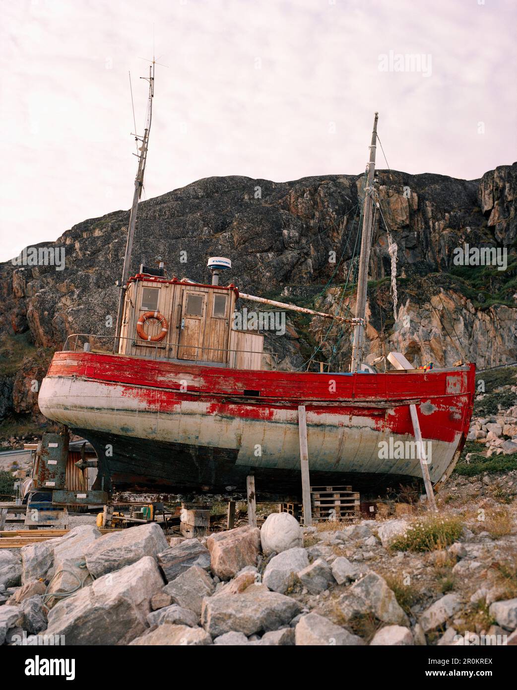 La Groenlandia, Ilulissat, Discoteca Bay, rovinato la pesca in barca davanti a formazione di roccia Foto Stock