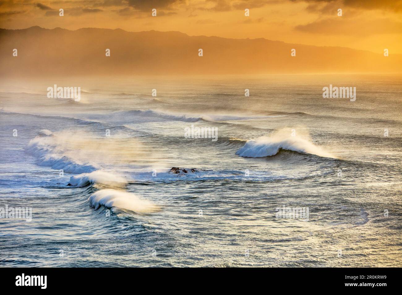 HAWAII, Oahu, North Shore, Eddie Aikau, 2016, Vista aerea di un grande swell che si trasforma nella Waimea Bay Foto Stock