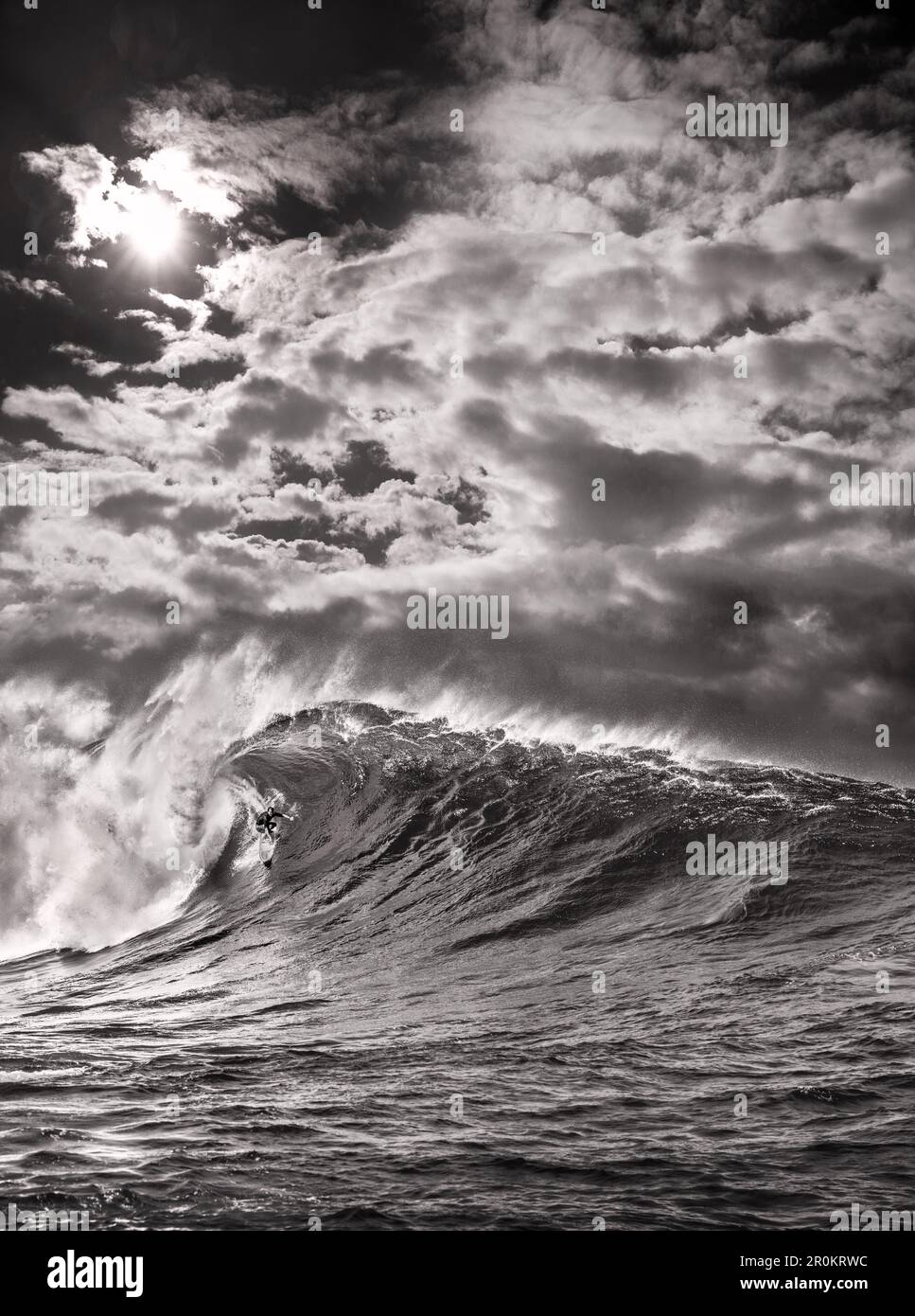 USA, Hawaii, Maui, il surfista Mike Pietsch surfà un'onda gigante a Jaws, Peahi sulla North Shore di Maui Foto Stock