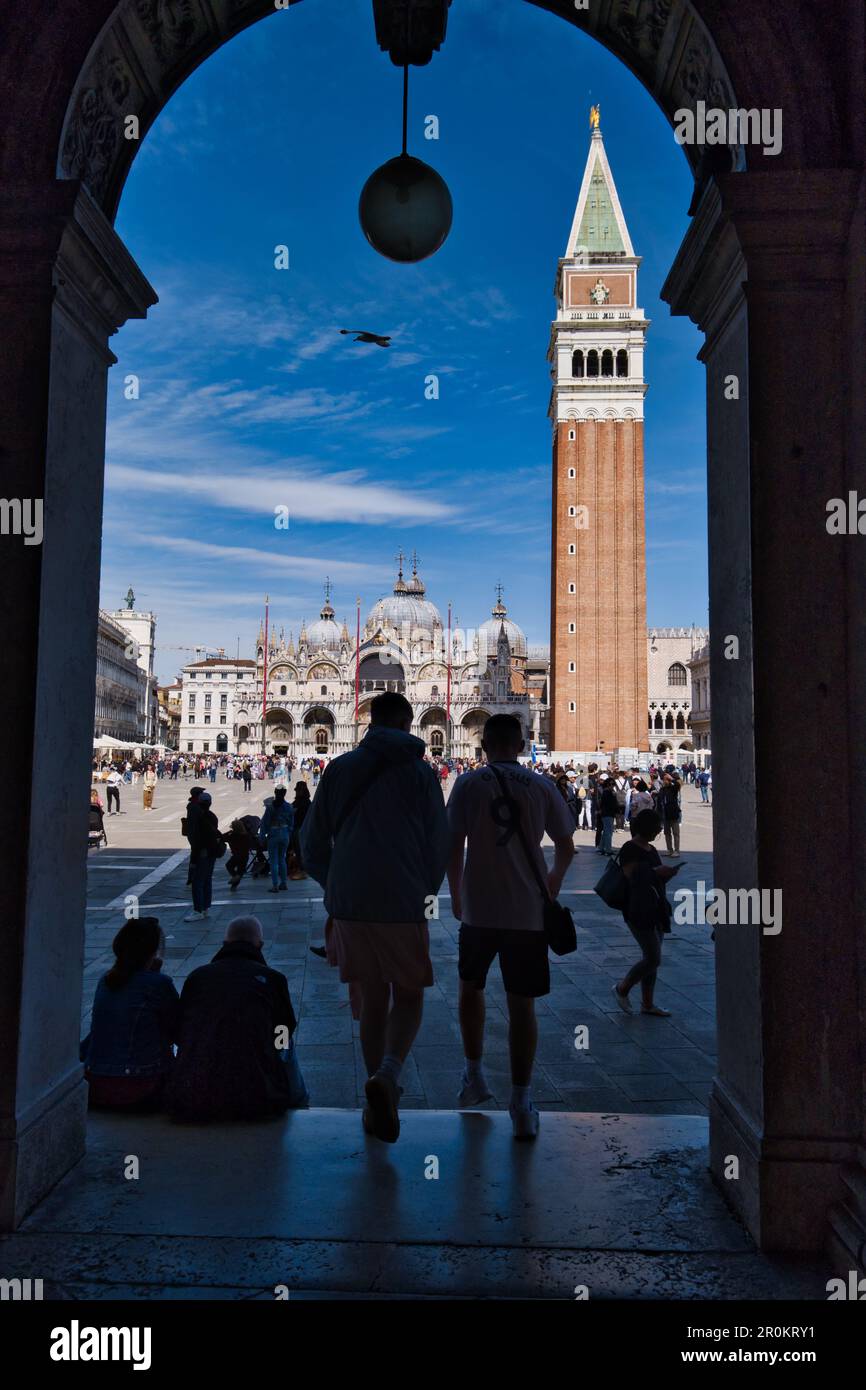 Vista del campanile in Piazza san Marco a Venezia sotto l'arco della galleria Foto Stock