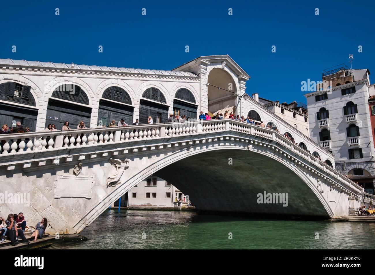 Vista sul famoso ponte di Rialto a Venezia Foto Stock