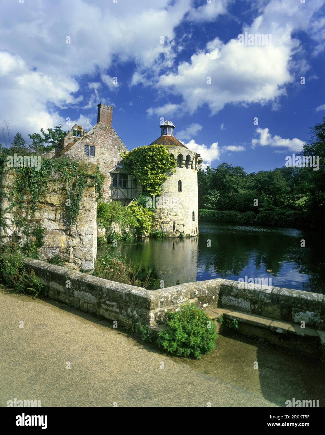 SCOTNEY OLD CASTLE GARDEN LAMBERHURST KENT INGHILTERRA REGNO UNITO Foto Stock