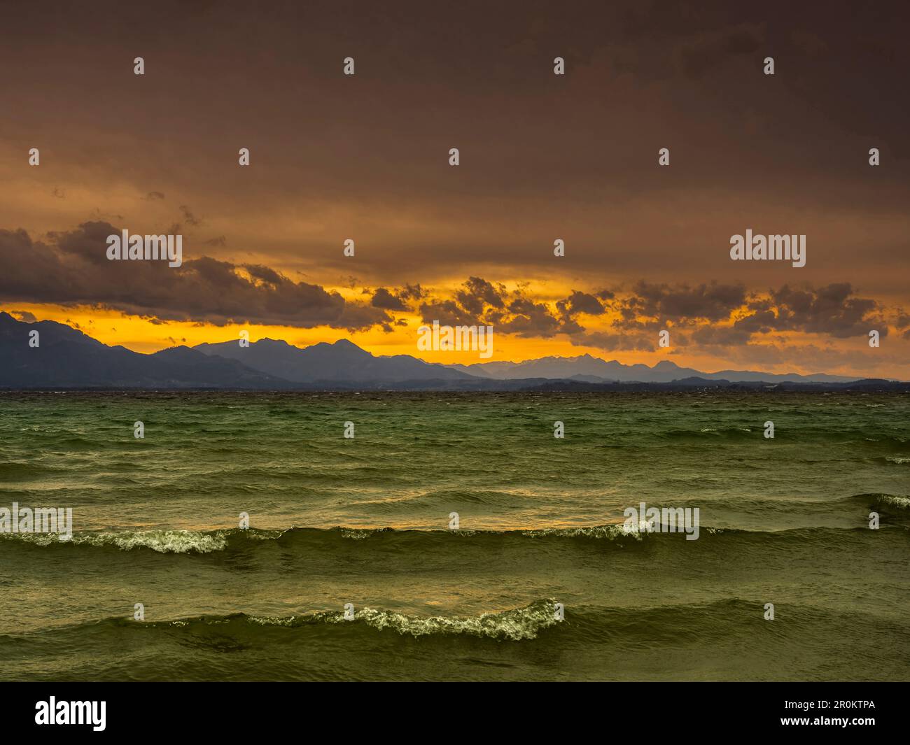 Serata d'umore sul chiemsee churned con vista sulle Alpi di Chiemgau, Chieming, alta Baviera, Germania Foto Stock