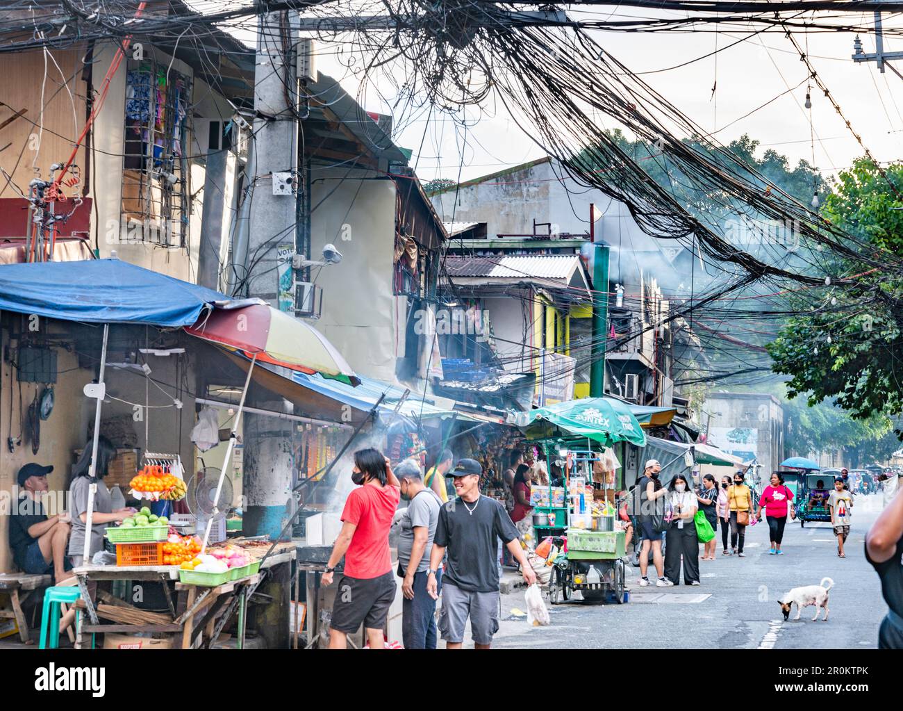 Manila, le Filippine-Gennaio 7th 2023: Nella ex capitale coloniale spagnola delle Filippine, locali, turisti e venditori di cibo fiancheggiano la strada, Foto Stock