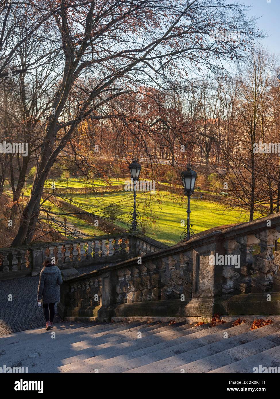Una giovane donna cammina lungo i gradini di Friedensengel verso il parco, Monaco, alta Baviera, Germania Foto Stock