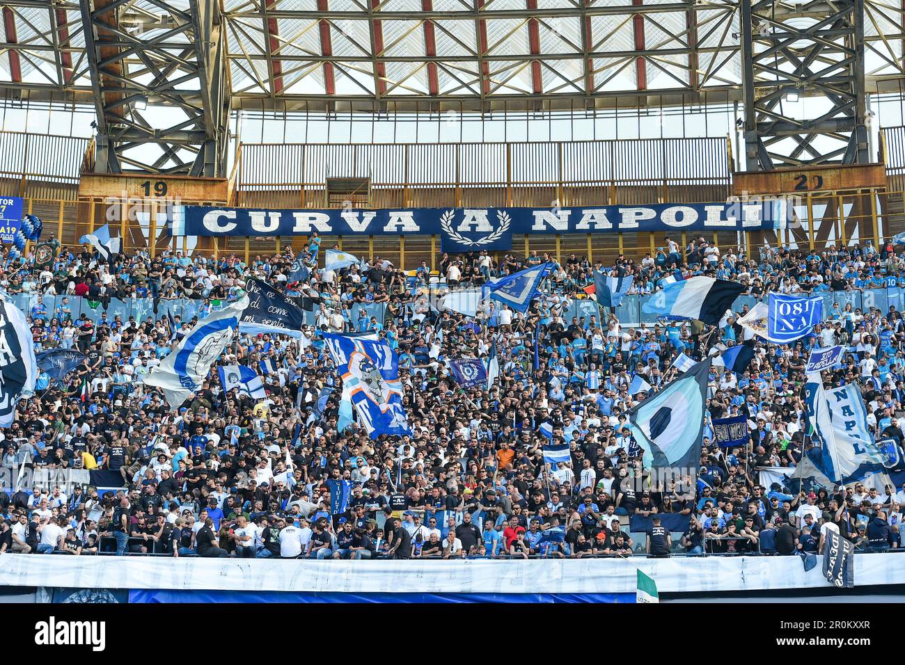 Napoli, Italia. 7 maggio, 2023. I fan di SSC Napoli mostrano il loro supporto con bandiere durante la Serie A TIM Match tra SSC Napoli e ACF Fiorentina allo Stadio Foto Stock