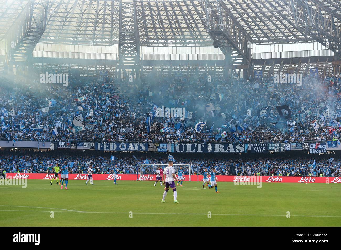 Napoli, Italia. 7 maggio, 2023. I fan di SSC Napoli mostrano il loro supporto con bandiere durante la Serie A TIM Match tra SSC Napoli e ACF Fiorentina allo Stadio Foto Stock