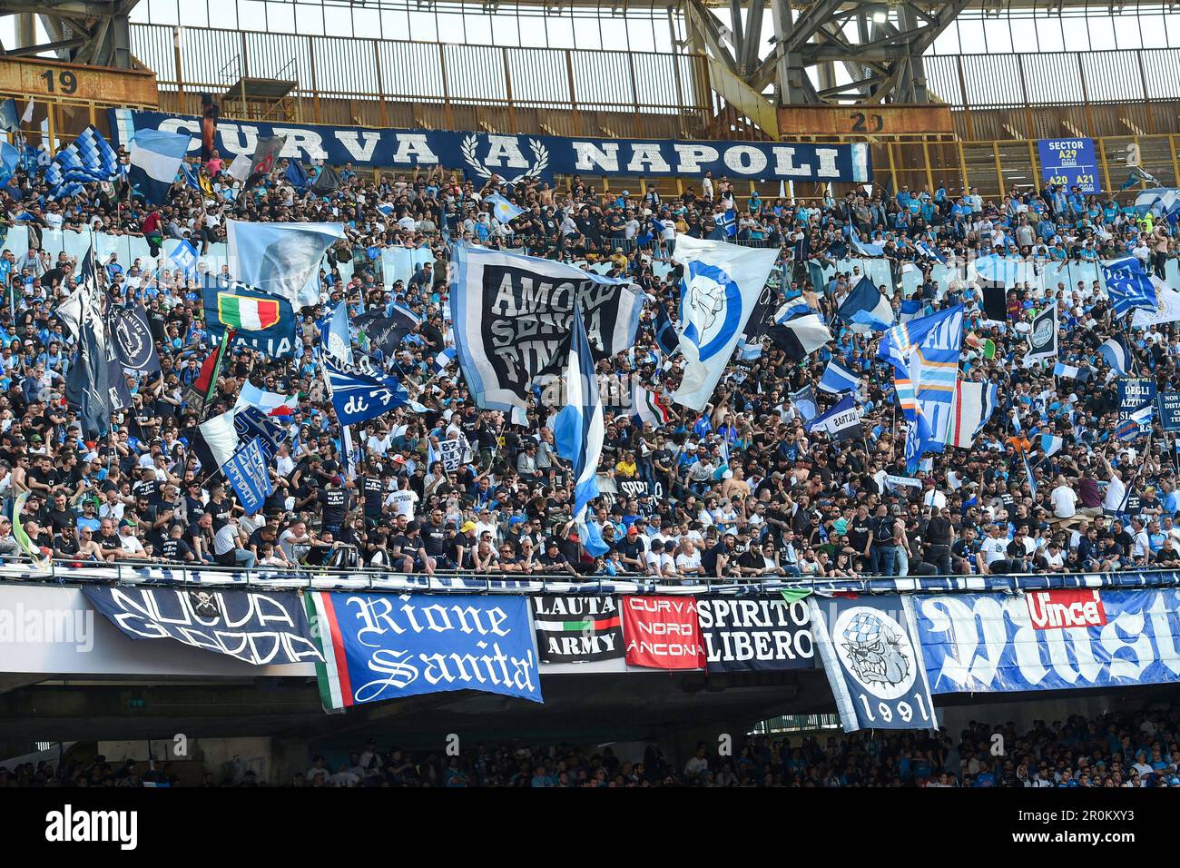 Napoli, Italia. 7 maggio, 2023. I fan di SSC Napoli mostrano il loro supporto con bandiere durante la Serie A TIM Match tra SSC Napoli e ACF Fiorentina allo Stadio Foto Stock