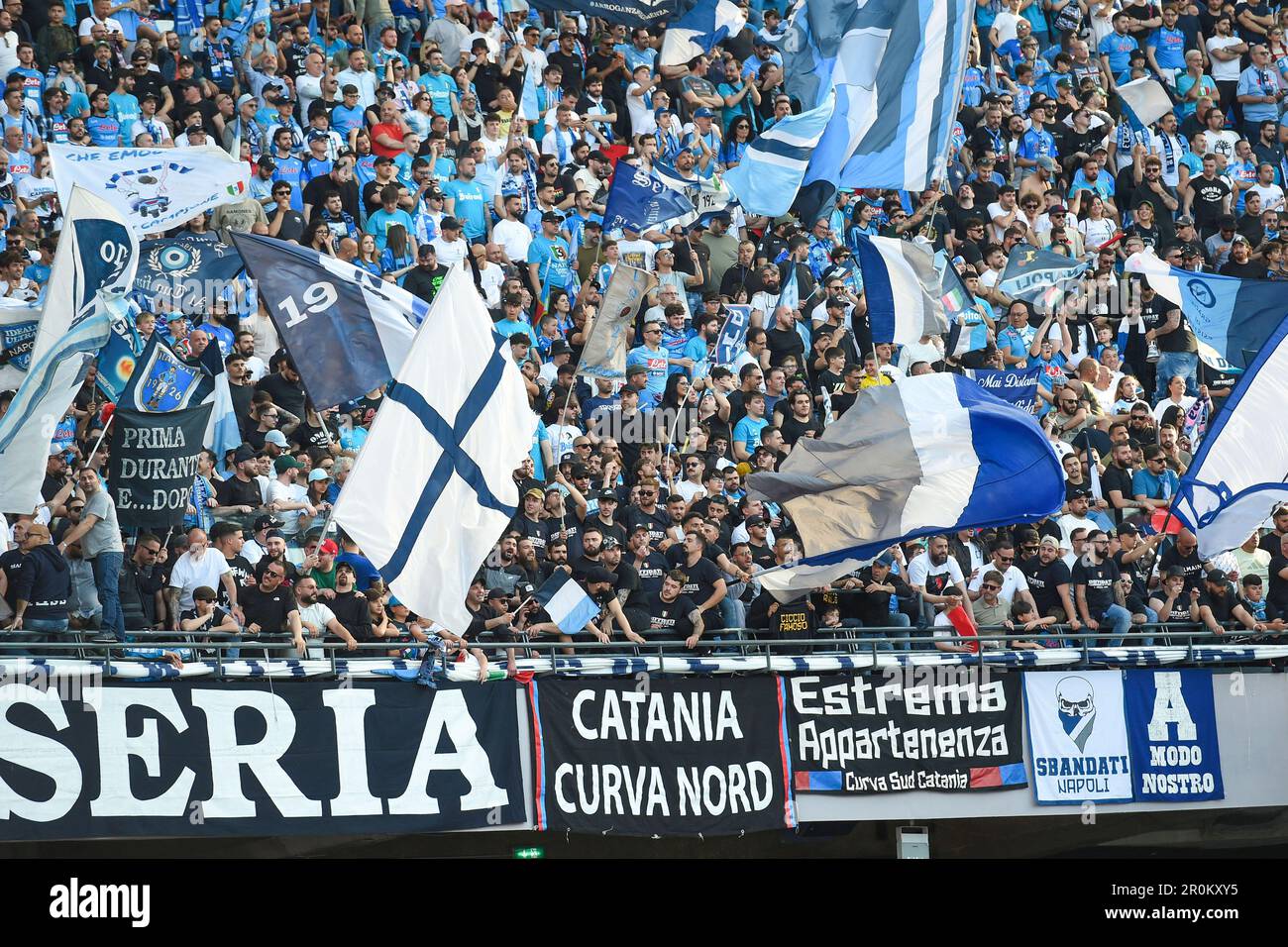 Napoli, Italia. 7 maggio, 2023. I fan di SSC Napoli mostrano il loro supporto con bandiere durante la Serie A TIM Match tra SSC Napoli e ACF Fiorentina allo Stadio Foto Stock
