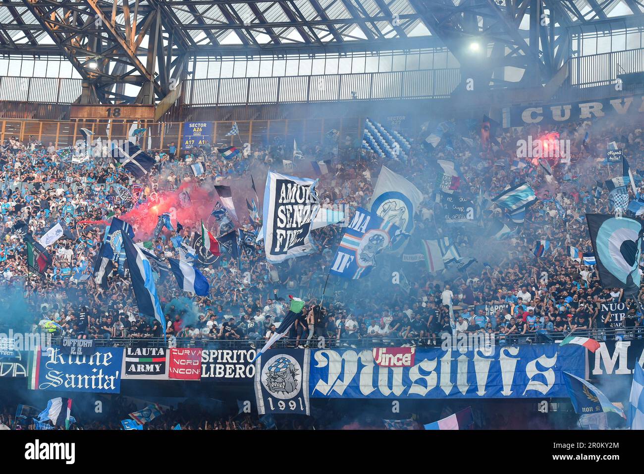 Napoli, Italia. 7 maggio, 2023. I fan di SSC Napoli mostrano il loro supporto con bandiere durante la Serie A TIM Match tra SSC Napoli e ACF Fiorentina allo Stadio Foto Stock