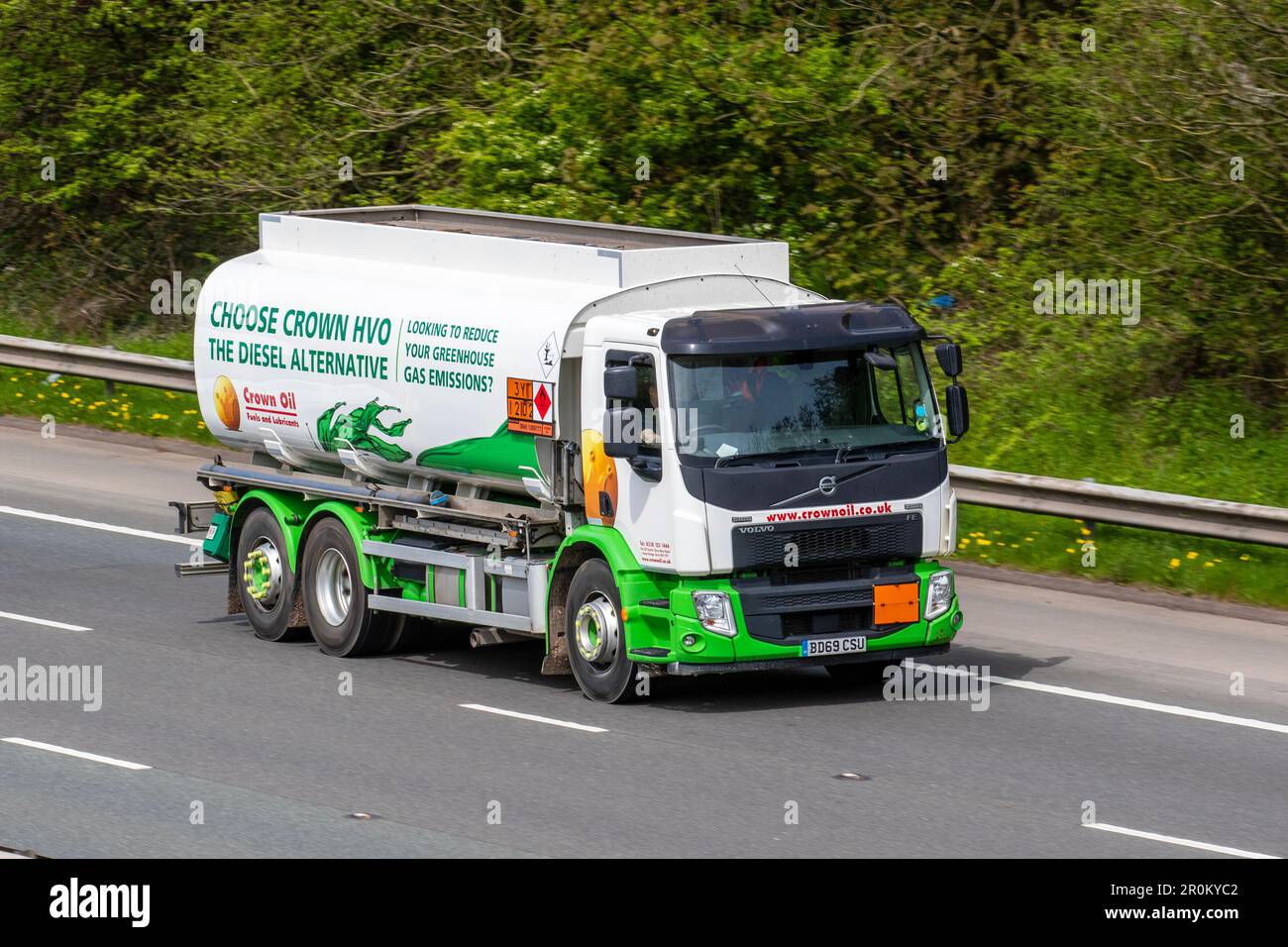 Scegliete CROWN HVO "l'alternativa diesel", l'autocisterna di gasolio verde VOLVO FE che viaggia sull'autostrada M61 nel Regno Unito Foto Stock