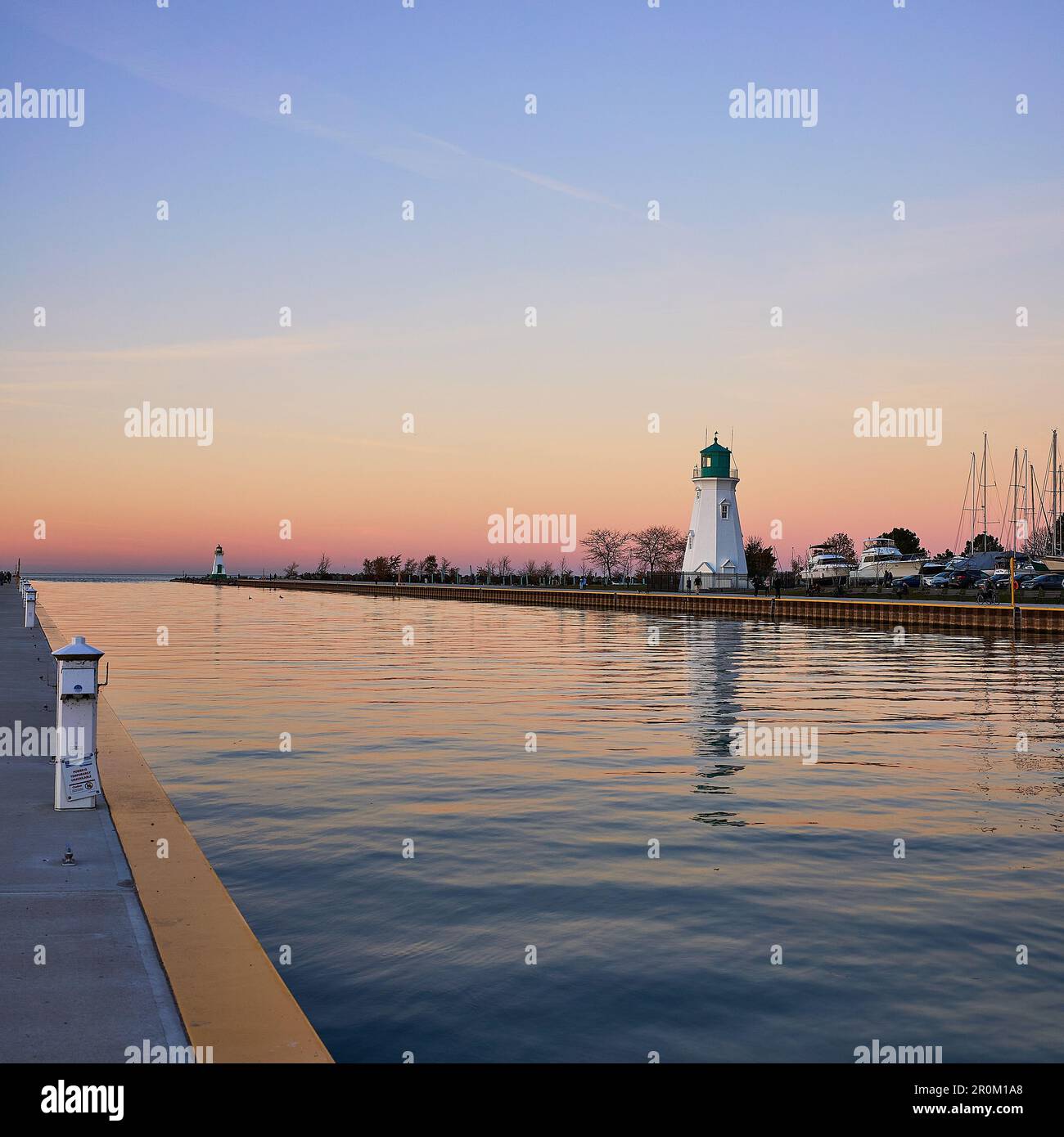 Una vista idilliaca del tramonto di un faro a Port Dalhousie, che si affaccia sul molo Foto Stock