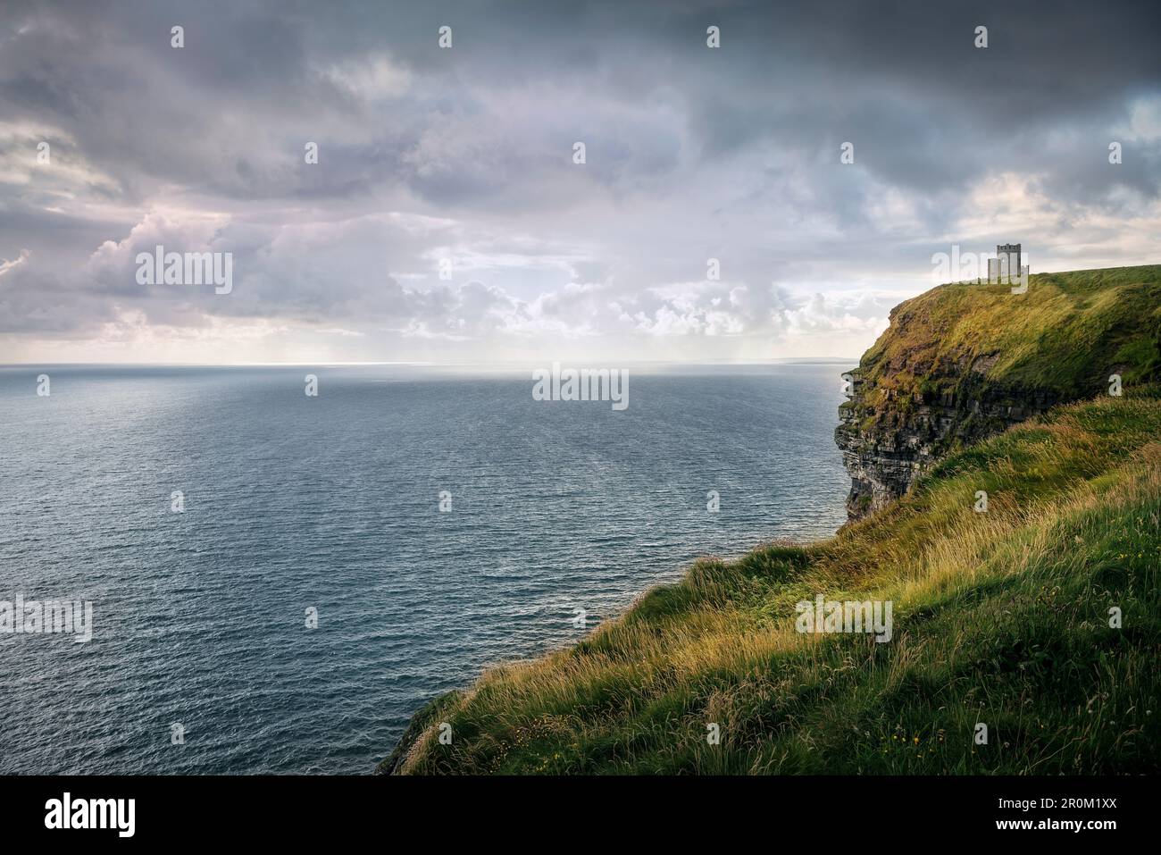 Vista alla o´Briens Tower in cima alle scogliere di Moher, County Clare, Wild Atlantic Way, Irlanda, Europa Foto Stock