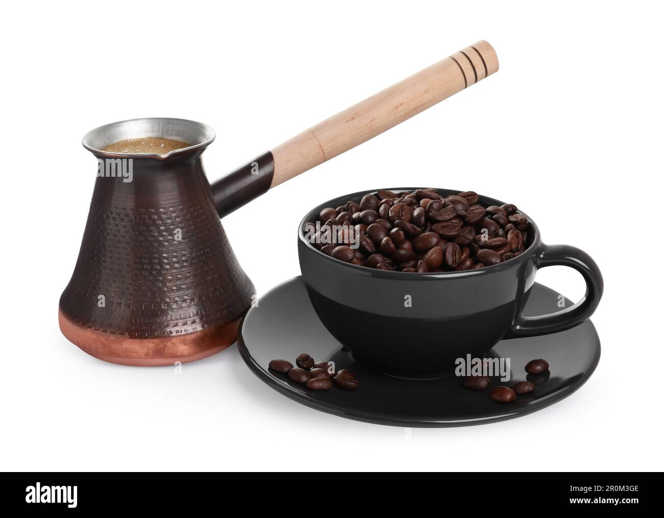 Caffettiera turca in metallo con bevanda calda e fagioli su sfondo bianco  Foto stock - Alamy