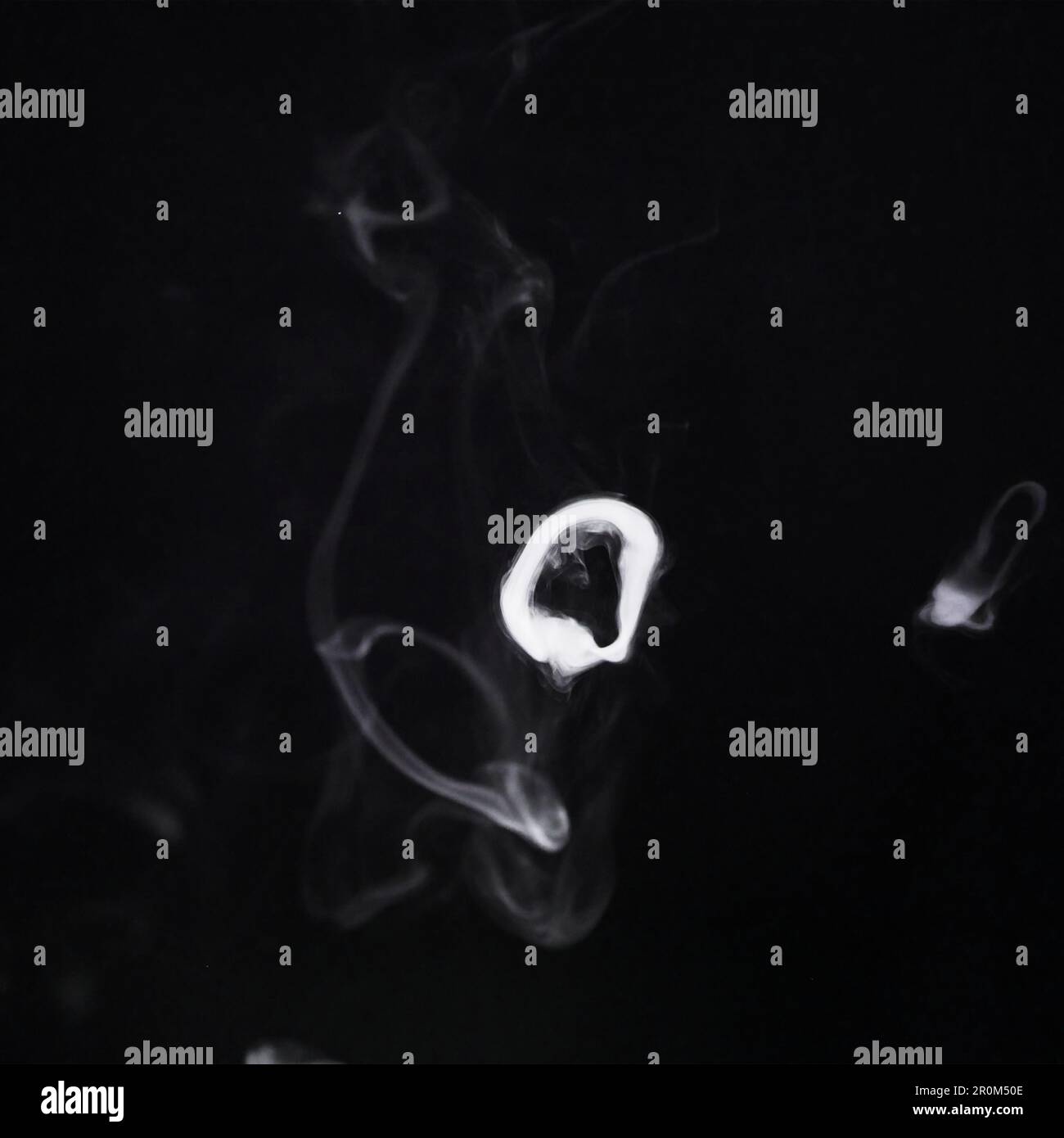 Movimento ad anello di fumo, png bianco e sfondo trasparente con vortice di inquinamento. Fig, ART e modello di vapore nell'aria con fumo isolato e. Foto Stock