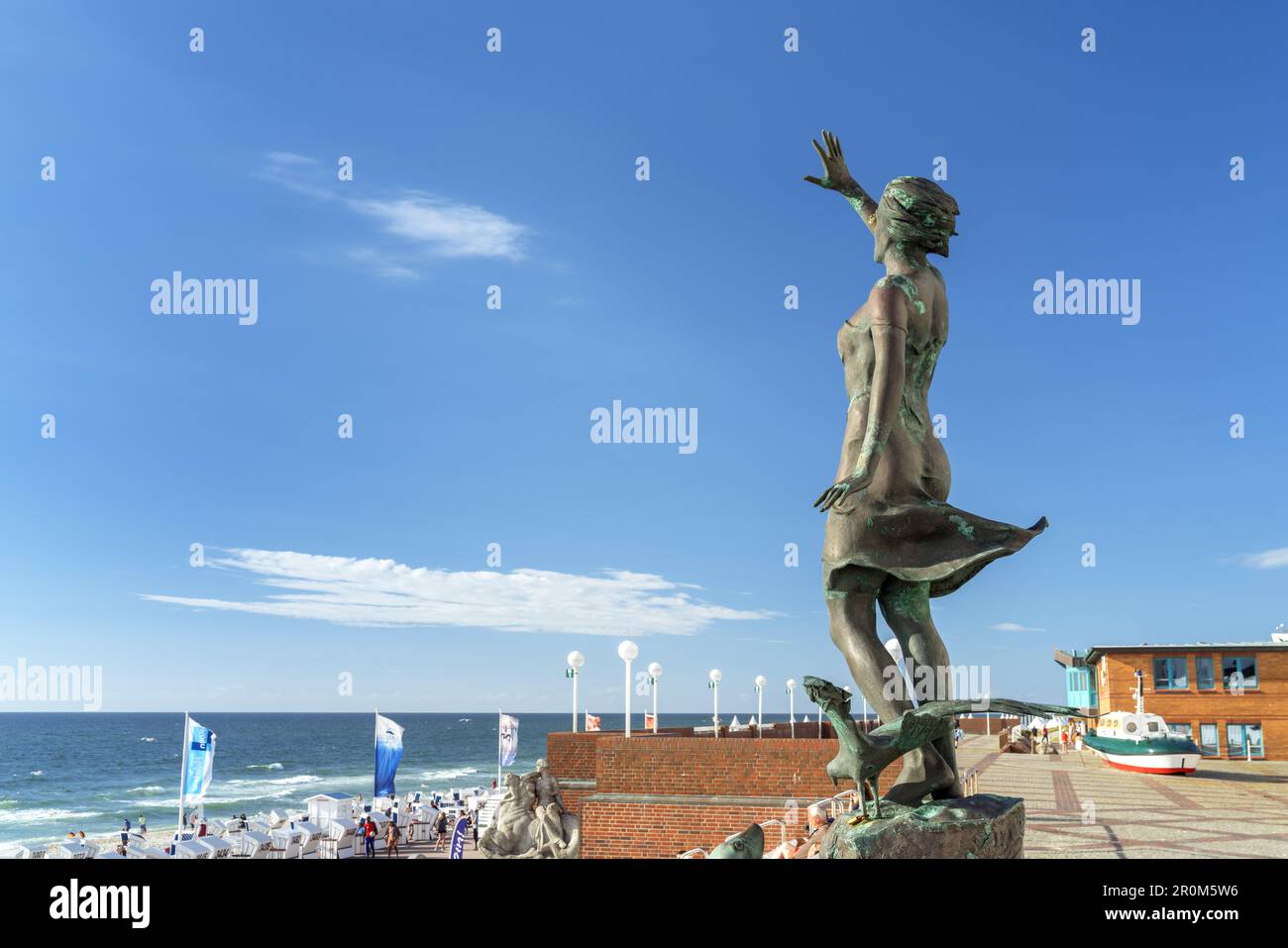 Sculpture S.O.S - salvare i nostri mari sul lungomare di Westerland, North Frisian Island Sylt, North Sea Coast, Schleswig-Holstein, Germania settentrionale, Germania, Foto Stock