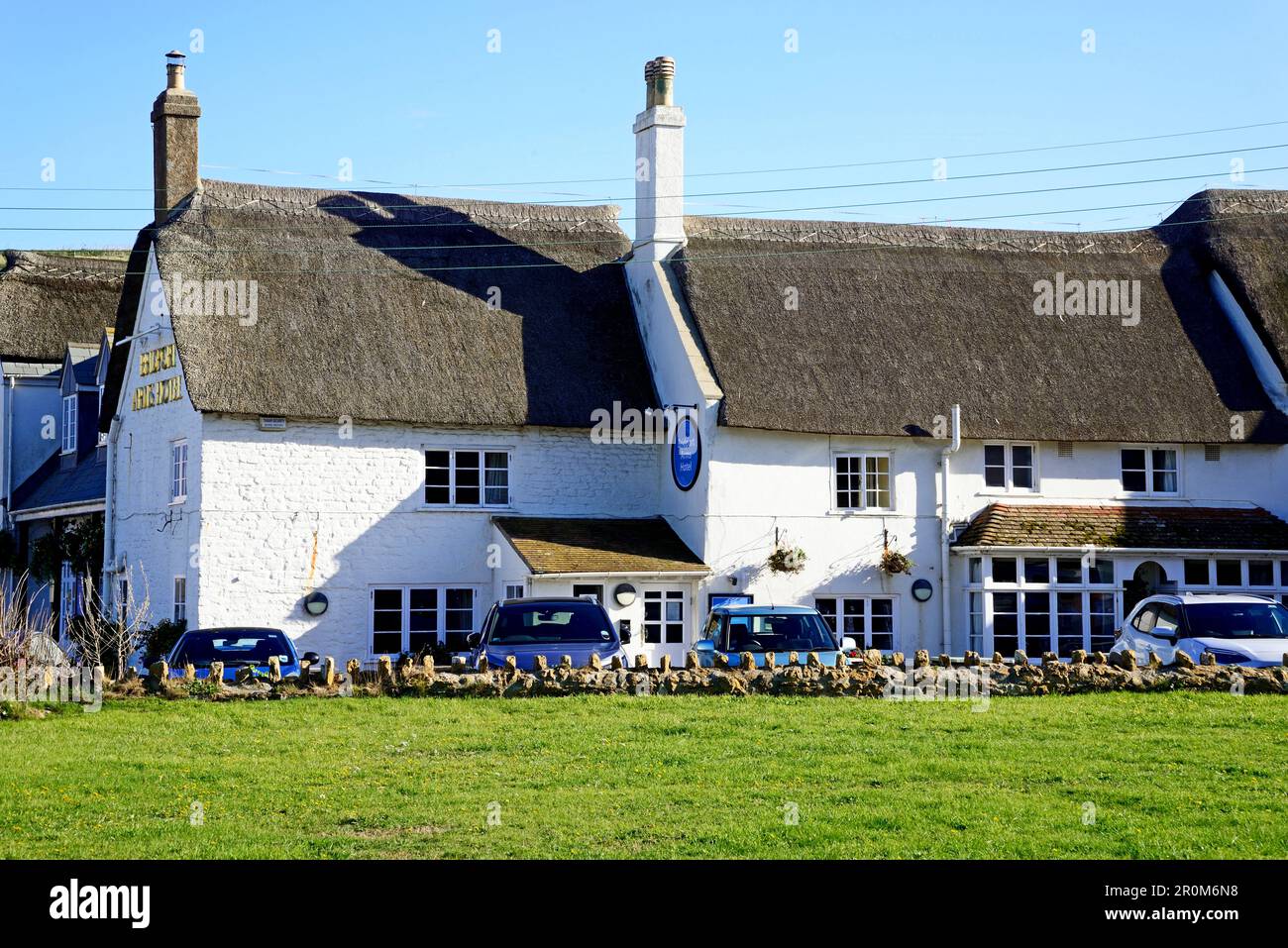 Vista del Bridport Arms Hotel lungo la spiaggia, West Bay, Dorset, Regno Unito, Europa. Foto Stock
