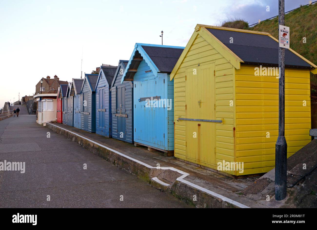 Una fila di capanne sulla passeggiata a nord Norfolk località balneare di Sheringham, Norfolk, Inghilterra, Regno Unito. Foto Stock