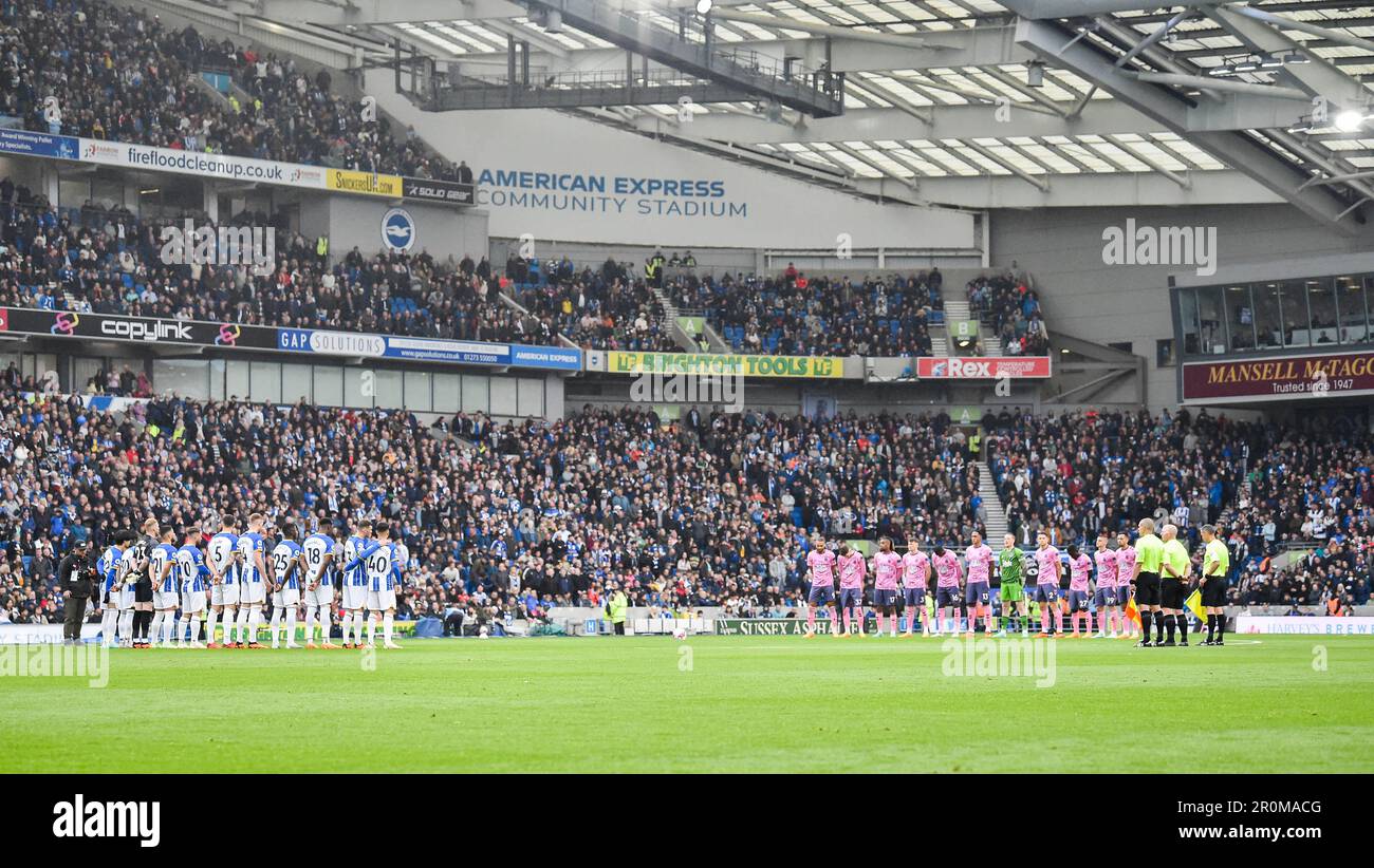 Le squadre osservano l'inno nazionale durante la partita della Premier League tra Brighton & Hove Albion ed Everton all'American Express Community Stadium , Brighton , UK - 8th maggio 2023 Foto Simon Dack / Telephoto Images. Solo per uso editoriale. Nessun merchandising. Per le immagini di calcio si applicano le restrizioni di fa e Premier League inc. Nessun utilizzo di Internet/cellulare senza licenza FAPL - per i dettagli contattare Football Dataco Foto Stock