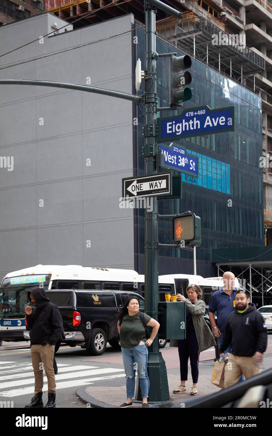 Incrocio sulla West 34 e 8th Avenue a New York City, USA Foto Stock