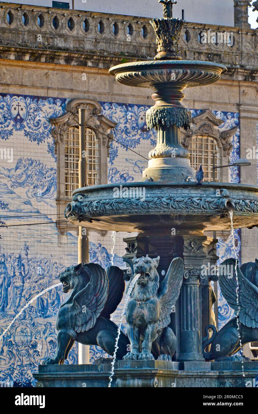 Fontana con leoni alati di fronte all'Università di Porto, Portogallo Foto Stock