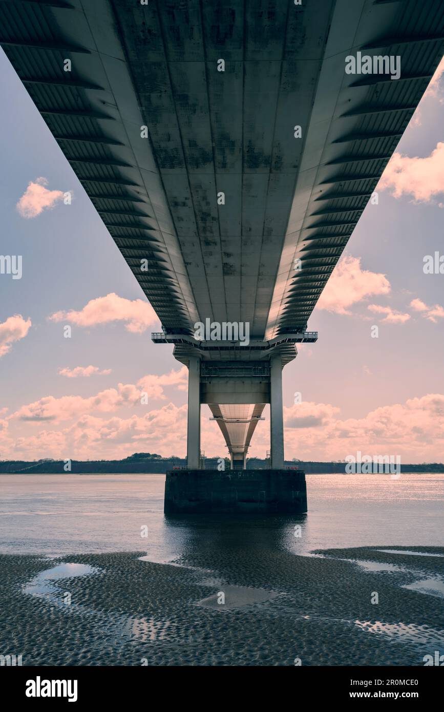 Sotto un ponte stradale su un ampio fiume. Foto Stock
