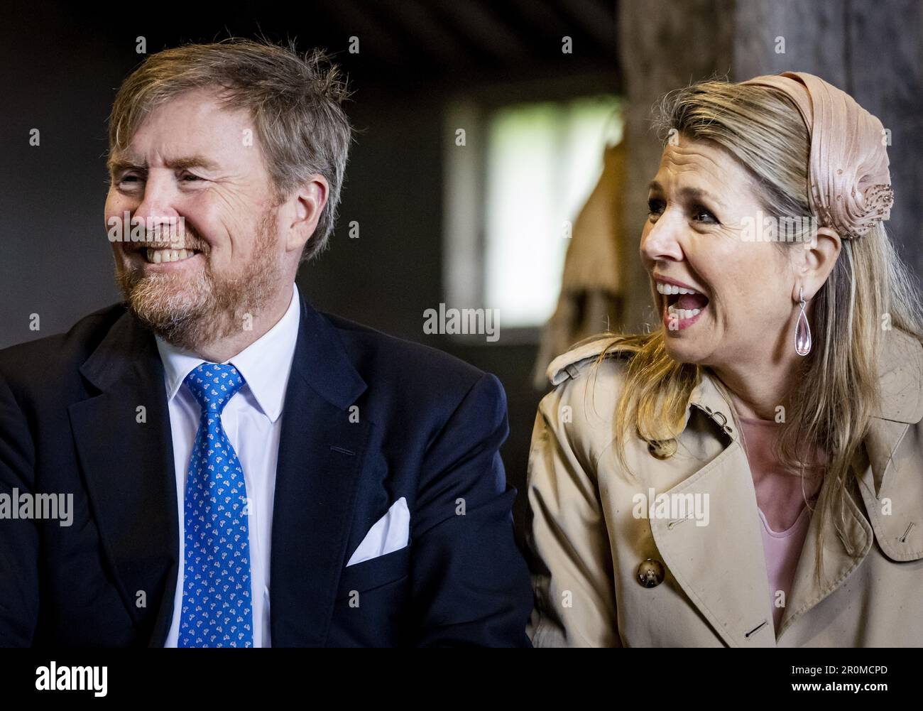 Isole Wadden, Paesi Bassi. 09th maggio, 2023. DEN BURG - Re Willem-Alexander e Regina Maxima parlano nella fattoria di pecore De Waddel con gli imprenditori Texel su imprenditorialità e sviluppo a prova di futuro e clima-adattivo. La coppia reale pagherà una visita regionale di due giorni alle Isole Wadden. ANP SEM VAN DER WAL netherlands OUT - belgium OUT Credit: ANP/Alamy Live News Credit: ANP/Alamy Live News Foto Stock