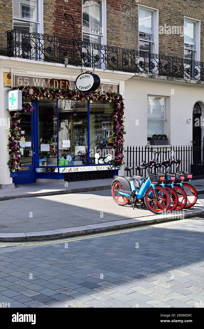 Walden Chymist (farmacia) shop, noleggio dott e-bike, Elizabeth Street, Belgavia, West London, Regno Unito Foto Stock