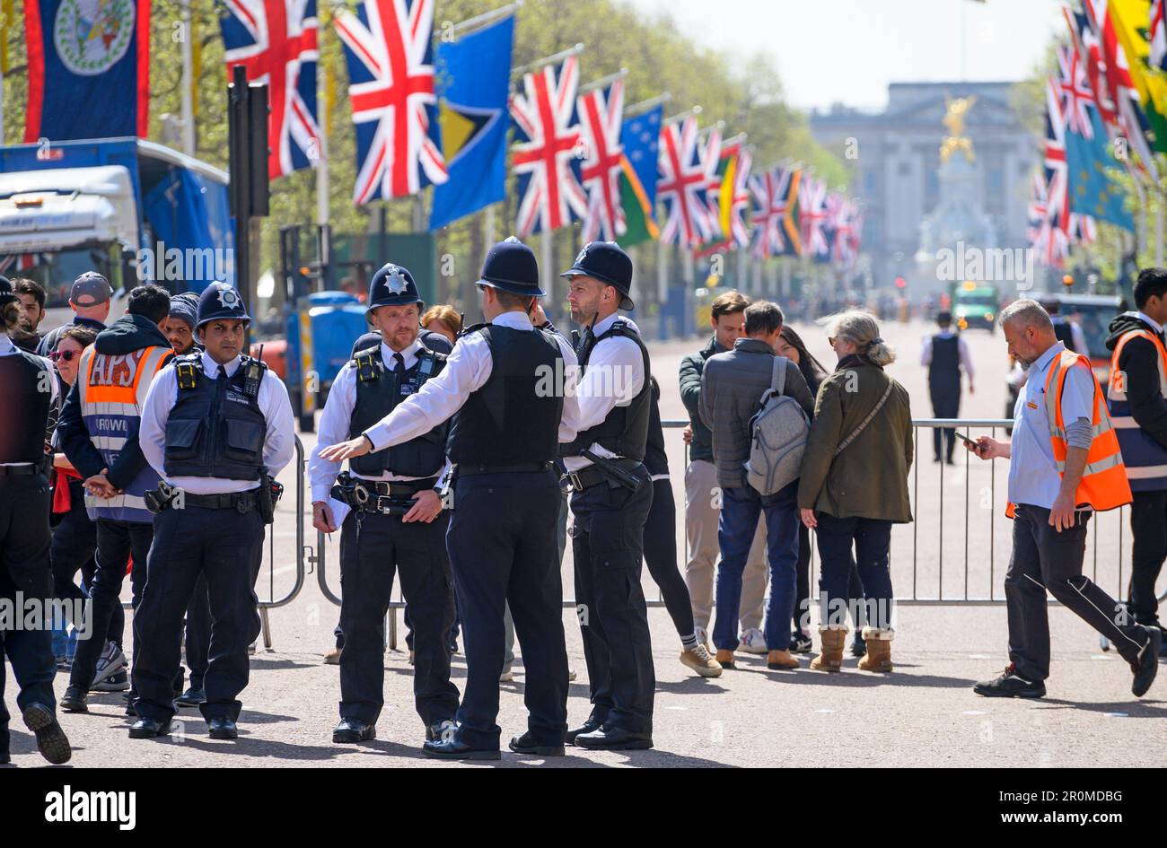 Londra, Inghilterra, Regno Unito. Ufficiali di polizia nel Mall durante i preparativi per l'incoronazione di re Carlo, 3rd maggio 2023 Foto Stock