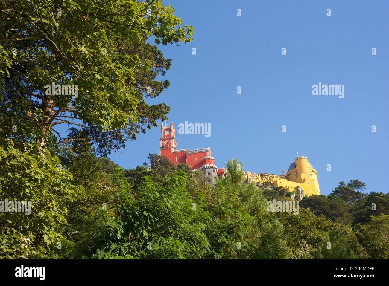 Vista della Pálacio da pena dal basso dal parco, dintorni di Lisbona, Portogallo Foto Stock