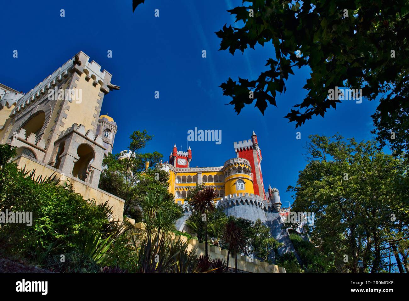 Vista della Pálacio da pena ripida dal basso dal parco con le foglie, dintorni di Lisbona, Portogallo Foto Stock