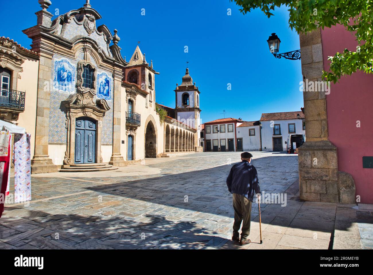 Vecchio con canna da zucchero, Torre do Relógio a Praca da República, Sao Joao de Pesqueira, Portogallo settentrionale, Portogallo Foto Stock