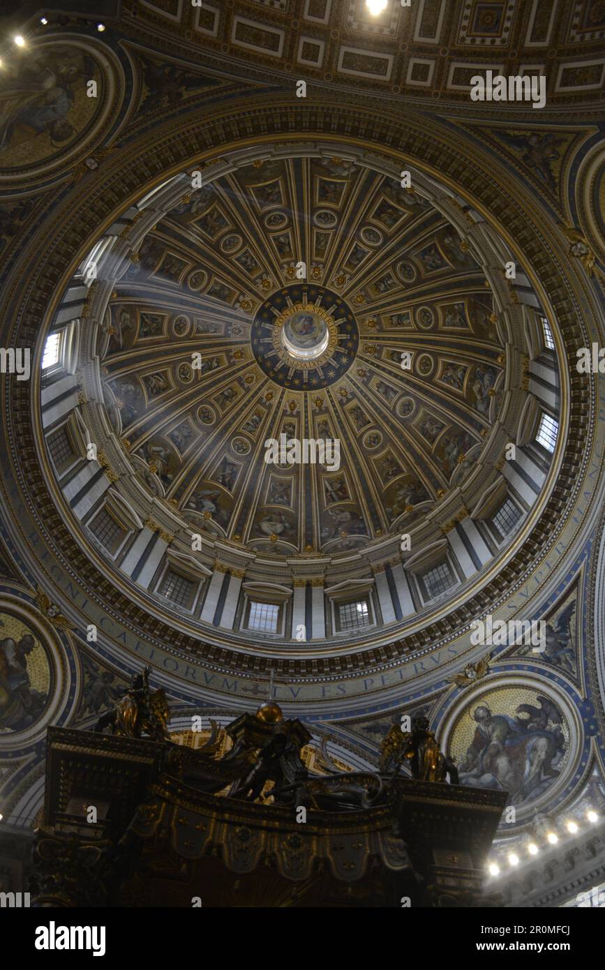 Luce che entra nella cupola di San Pietro, Città del Vaticano Foto Stock