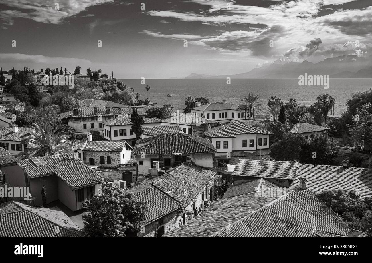 Si affaccia sui tetti rossi dell'antica città vecchia di Kaleici e sul Mar Mediterraneo verso i Monti Tauri in lontananza Foto Stock