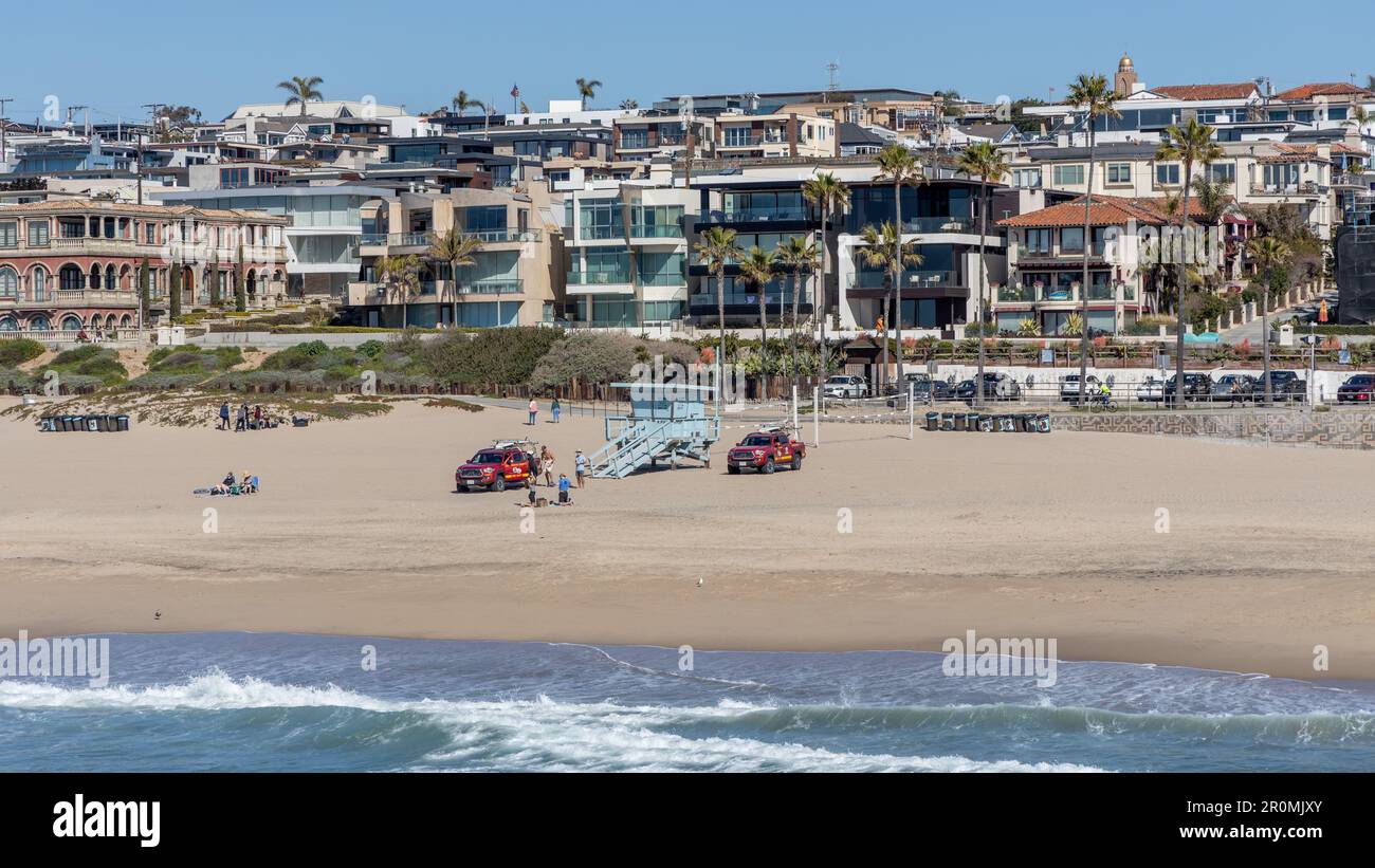 Il bagnino di Manhattan Beach torreggia accanto al molo in California USA il 9th 2023 febbraio Foto Stock