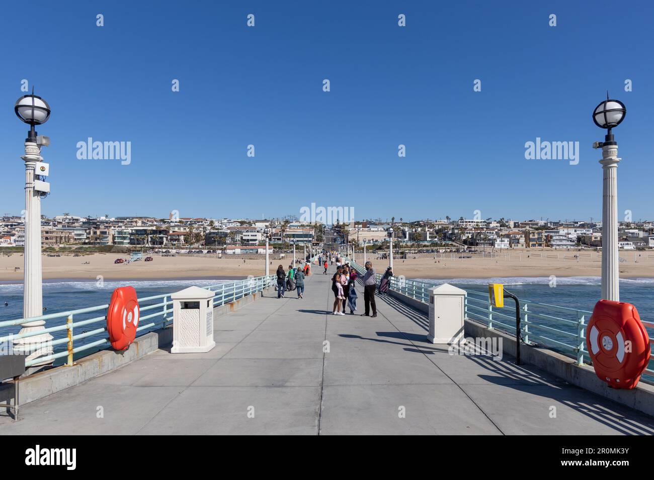 Il molo di Manhattan Beach guarda verso gli appartamenti sulla collina in California USA il 9th 2023 Febbraio Foto Stock