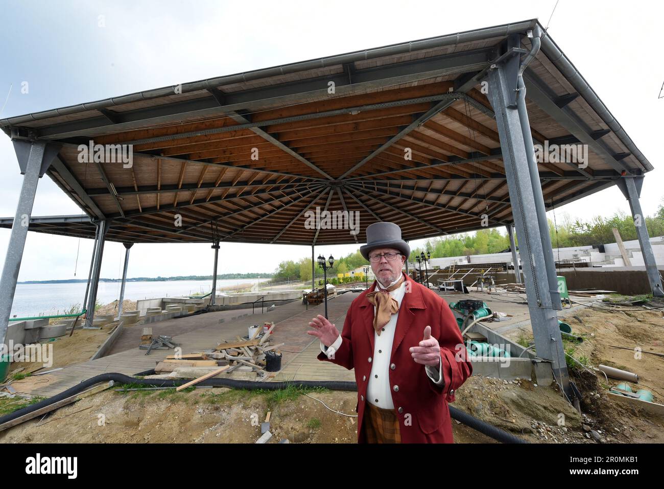 PRODUZIONE - 06 maggio 2023, Sassonia, Schkeuditz Hayna: Il project manager dell'Haynaer Strandverein e.V. Christoph Zwiener si trova sul palcoscenico del lago presso la spiaggia di Biedermeier, in costume di uno scienziato del musical "viaggio al centro della Terra". La rappresentazione, basata su un romanzo di Jules Verne, avrà la sua prima in estate in occasione del 25th° anniversario dell'associazione teatrale musicale sul palco di Schladitzer See a Hayna, un residuo dell'ex miniera lignite a cielo aperto, Che è stato ridisegnato da allora, come parte del Biedermeier Cultural Festival. Entro l'estate, il Foto Stock