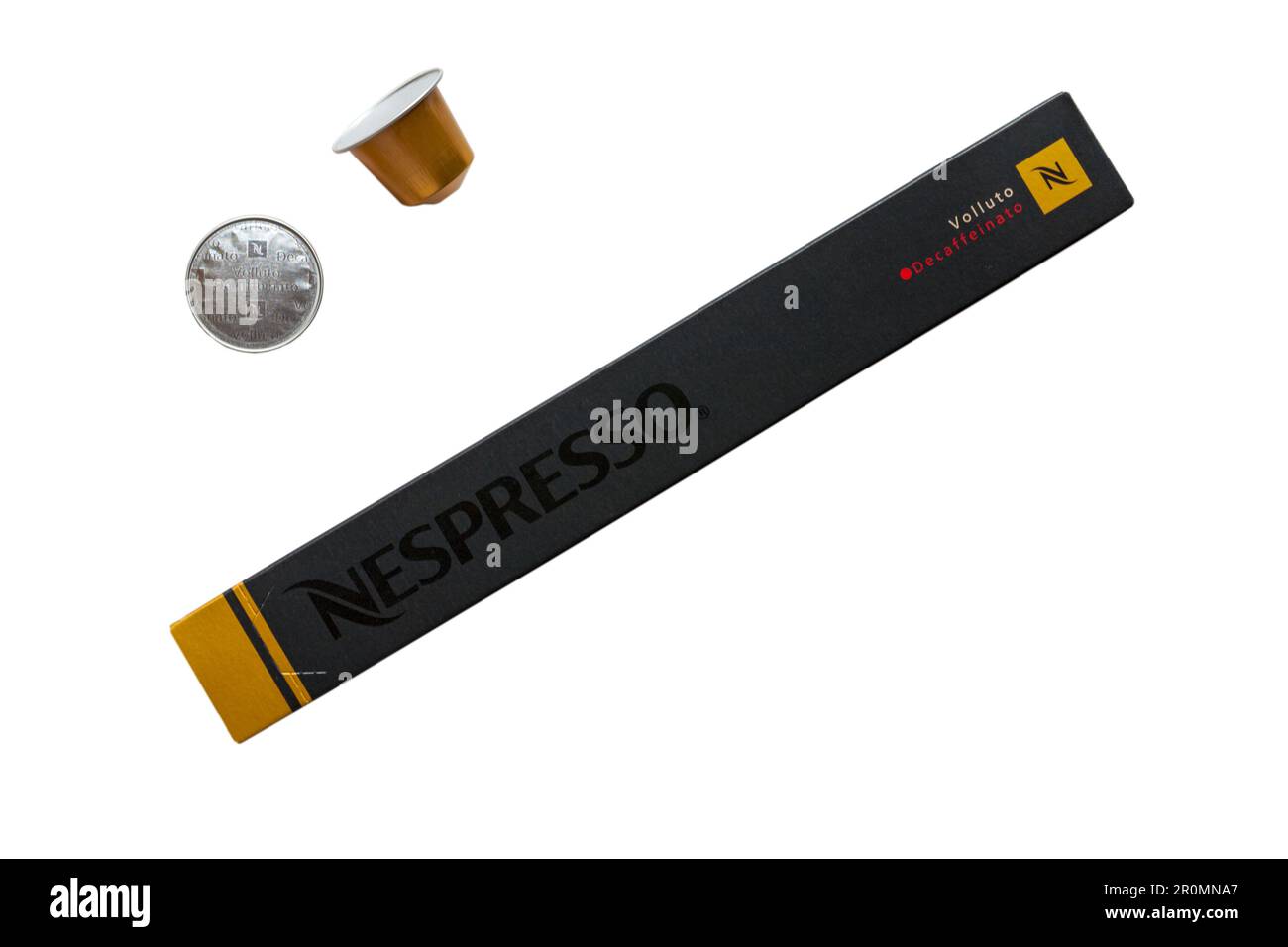 Scatola di caffè Nespresso Volluto Decaffeinato capsule con due capsule rimosse isolato su fondo bianco caffè decaffeinato Foto Stock