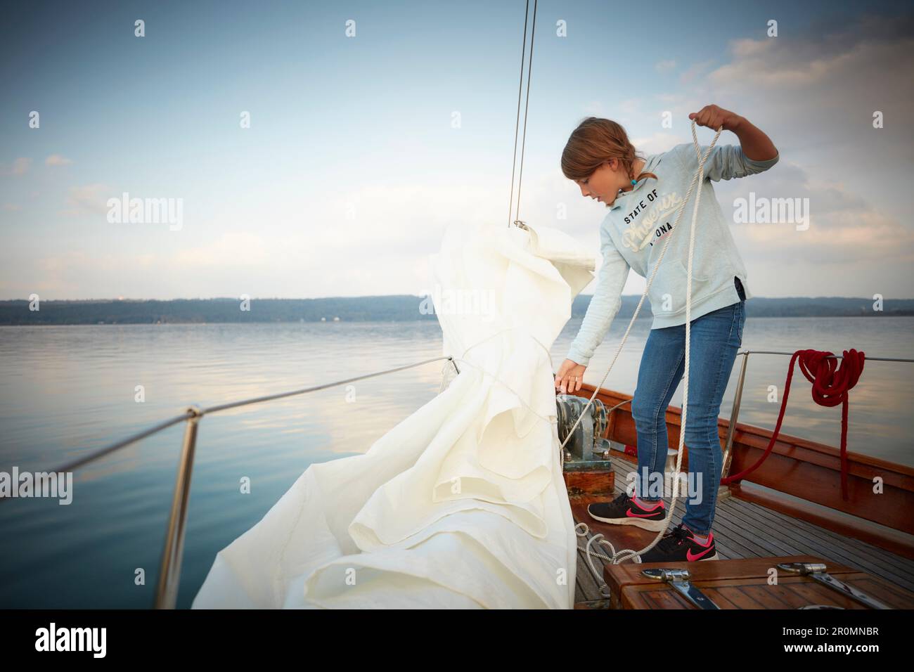 Ragazza di 9 anni sulla sponda del Maestro 2 Sir Shackleton, Ammersee, Baviera Germania Foto Stock