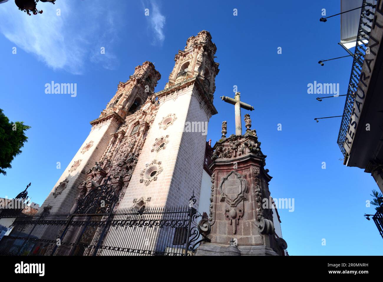 Vista dal basso delle torri della Igleisia de Santa Prisca nel centro storico coloniale di Taxco, Messico Foto Stock
