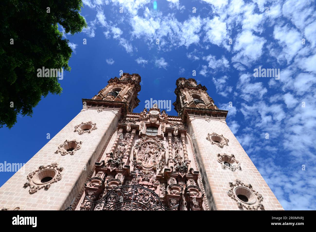 Vista dal basso delle torri della Igleisia de Santa Prisca nel centro storico coloniale di Taxco, Messico Foto Stock