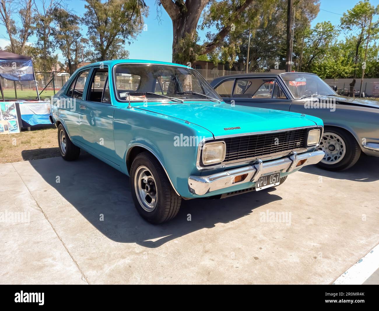 Un vecchio popolare blu 1970s Dodge 1500 quattro porte berlina auto di Chrysler Argentina in un parco. Foto Stock