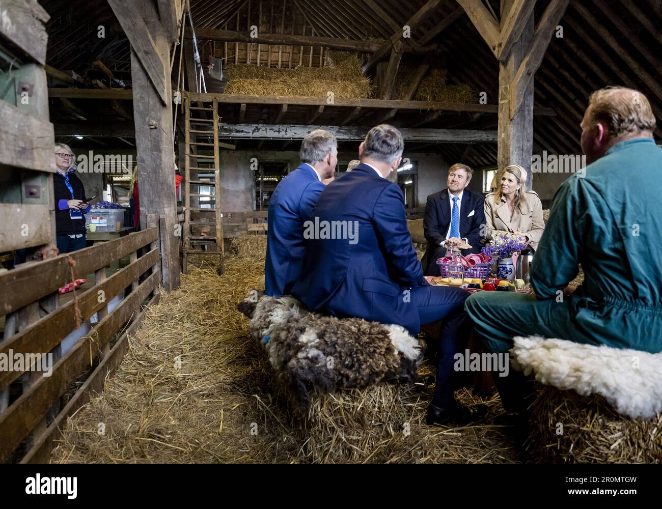 DEN BURG - Re Willem-Alexander e Regina Maxima parlano nella fattoria di pecore De Waddel con gli imprenditori Texel su imprenditorialità e sviluppo a prova di futuro e clima-adattivo. La coppia reale pagherà una visita regionale di due giorni alle Isole Wadden. ANP SEM VAN DER WAL netherlands OUT - belgium OUT Credit: ANP/Alamy Live News Foto Stock