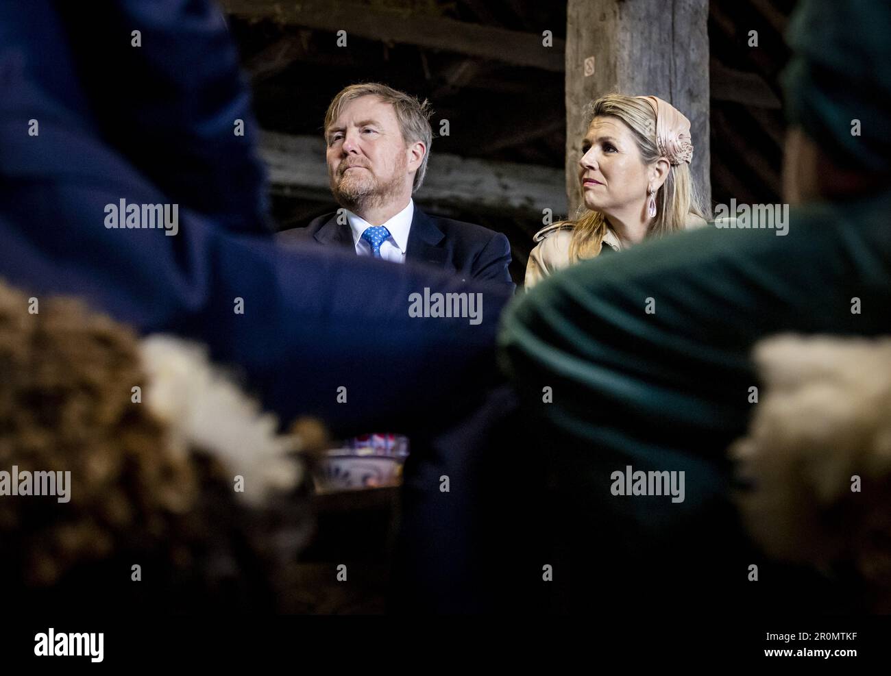 DEN BURG - Re Willem-Alexander e Regina Maxima parlano nella fattoria di pecore De Waddel con gli imprenditori Texel su imprenditorialità e sviluppo a prova di futuro e clima-adattivo. La coppia reale pagherà una visita regionale di due giorni alle Isole Wadden. ANP SEM VAN DER WAL netherlands OUT - belgium OUT Credit: ANP/Alamy Live News Foto Stock