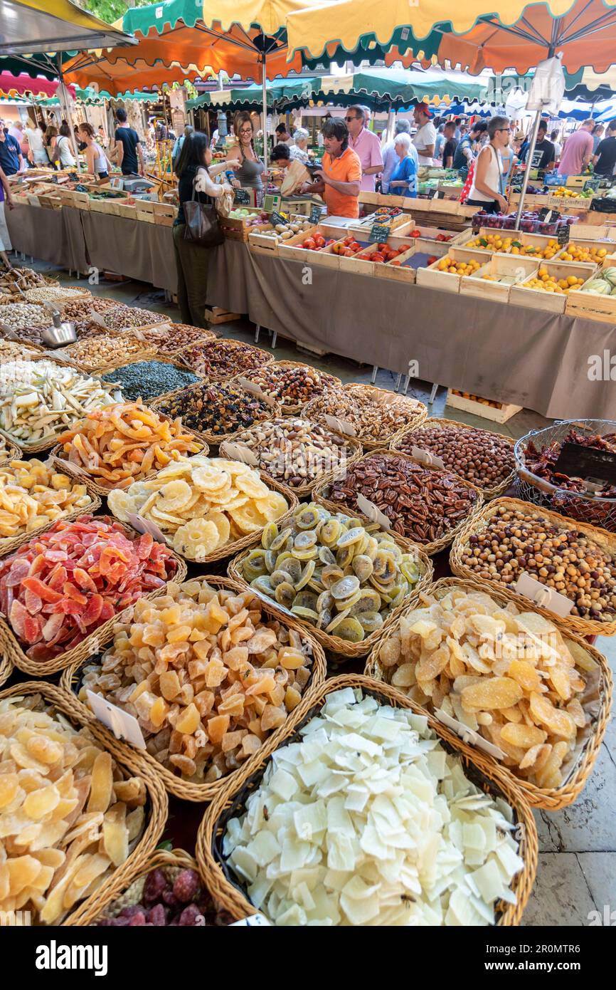 Place Richelme, mercato settimanale, bancarella con frutta secca e noci, Aix en Provence, Francia Foto Stock